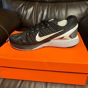 Men’s Nike shoes. Size 11